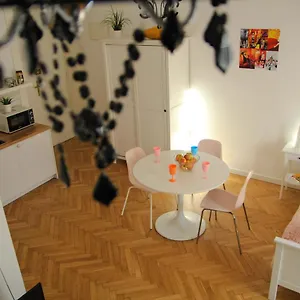 https://homeoffice-corner-2-cracow-i-old-town-i-big-studio-balcony.krakowhotelspoland.com